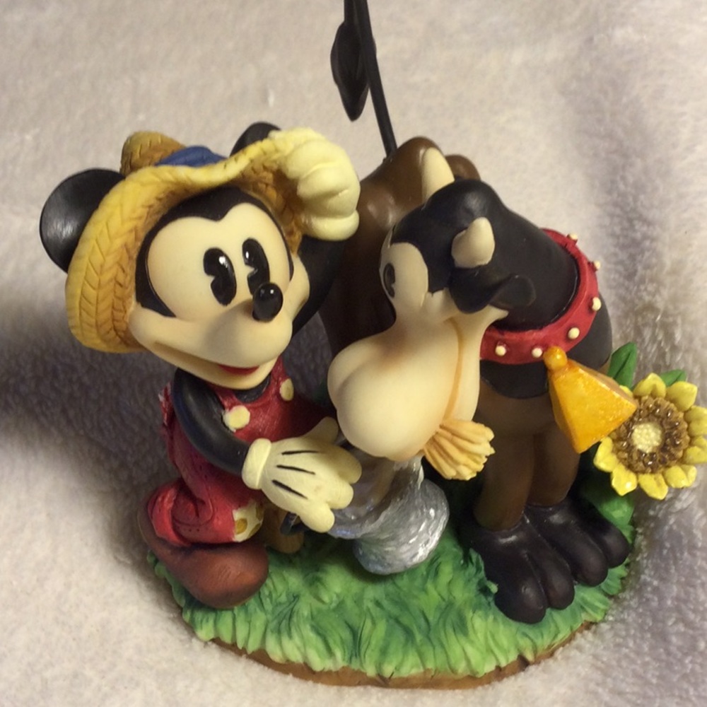 ❤️ Still Available🌟 Disney Mickey Mouse Cow Figurine🌟 - Picture 10 of 10